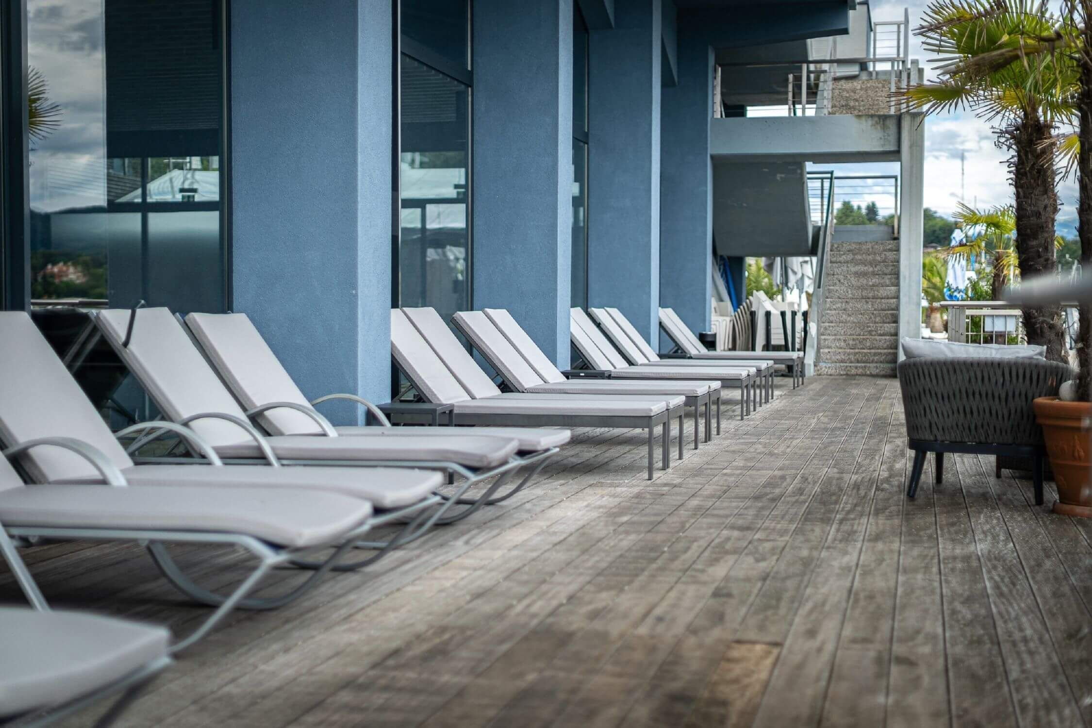 wellness-terrasse-mit-liegen-und-palmen-hotel-parks-velden