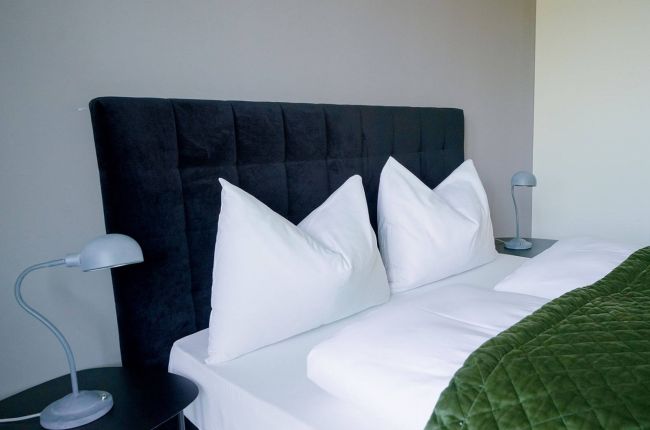 doppelzimmer-superior-seeseite-mit-balkon-hotel-parks-velden-am-woerthersee-2